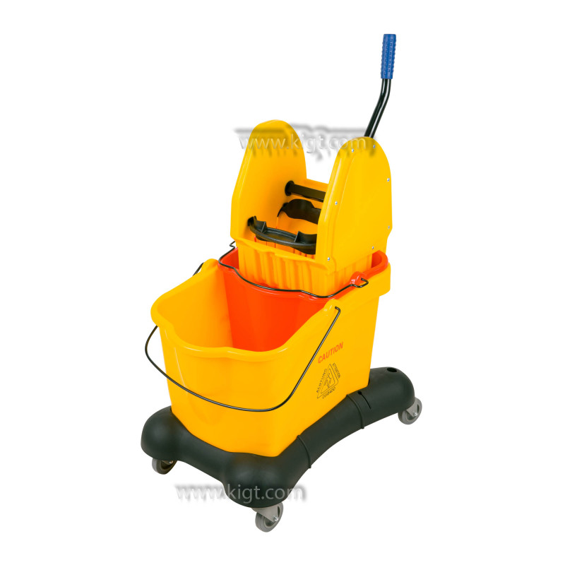 Deluxe wringer with plastic base