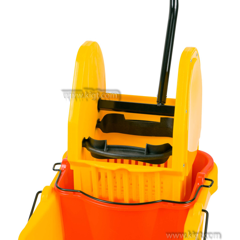 Deluxe wringer with plastic base